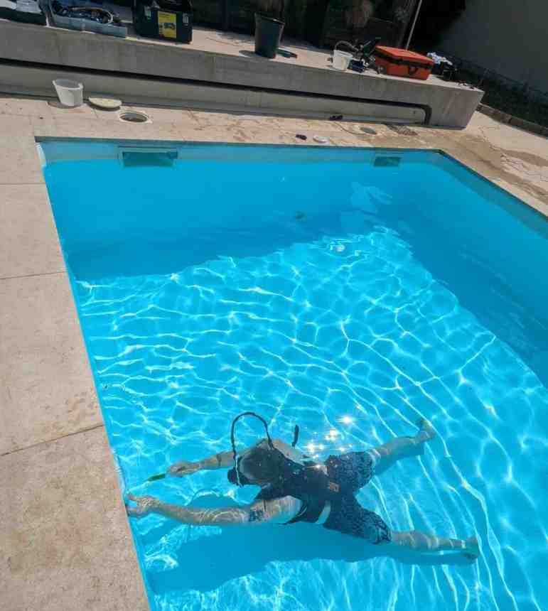 Berenger, notre dirigeant, en plongée au fond d’une piscine, en pleine recherche de fuite